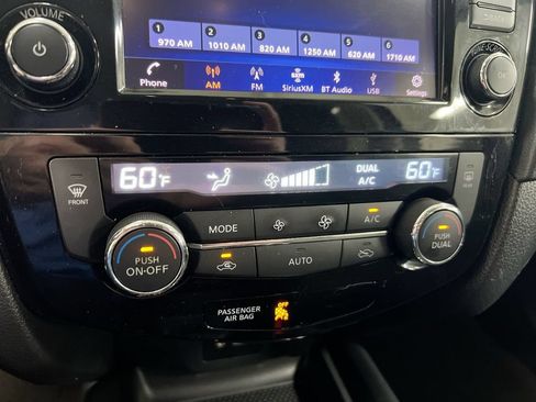 Used 2018 Nissan Rogue SV FWD image 16