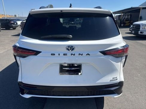 Used 2021 Toyota Sienna XSE FWD image 4