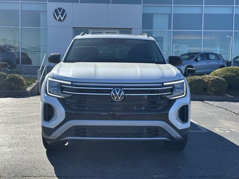New 2026 Volkswagen Atlas Peak Edition image 2