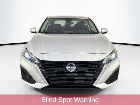 Used 2023 Nissan Altima 2.5 SV FWD image 2