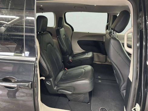 Used 2020 Chrysler Pacifica Touring-L FWD image 18