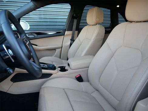 Used 2025 Porsche Macan image 5