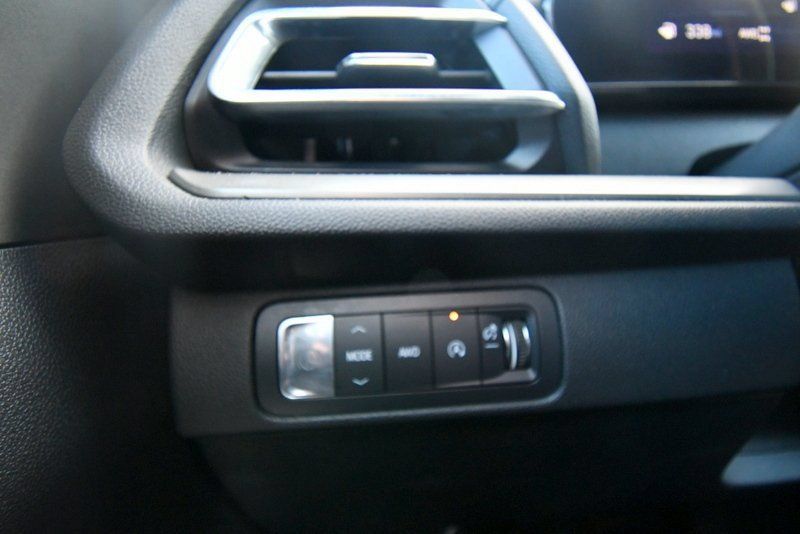 Used 2025 Chevrolet Traverse LT AWD/4WD image 19