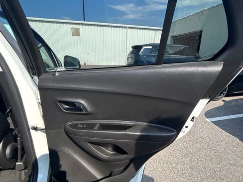 Used 2019 Chevrolet Trax LT w/ LT Convenience Package FWD image 18