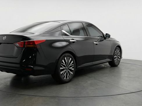 Used 2025 Nissan Altima 2.5 SV image 9