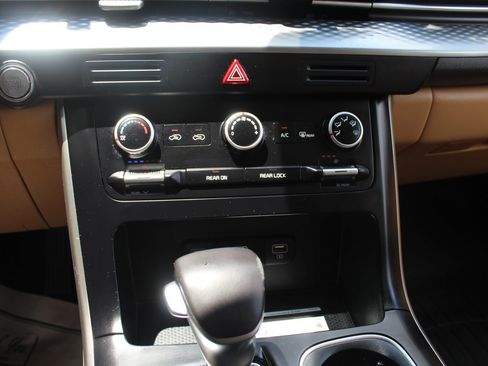 Used 2024 Kia Carnival LX FWD image 11