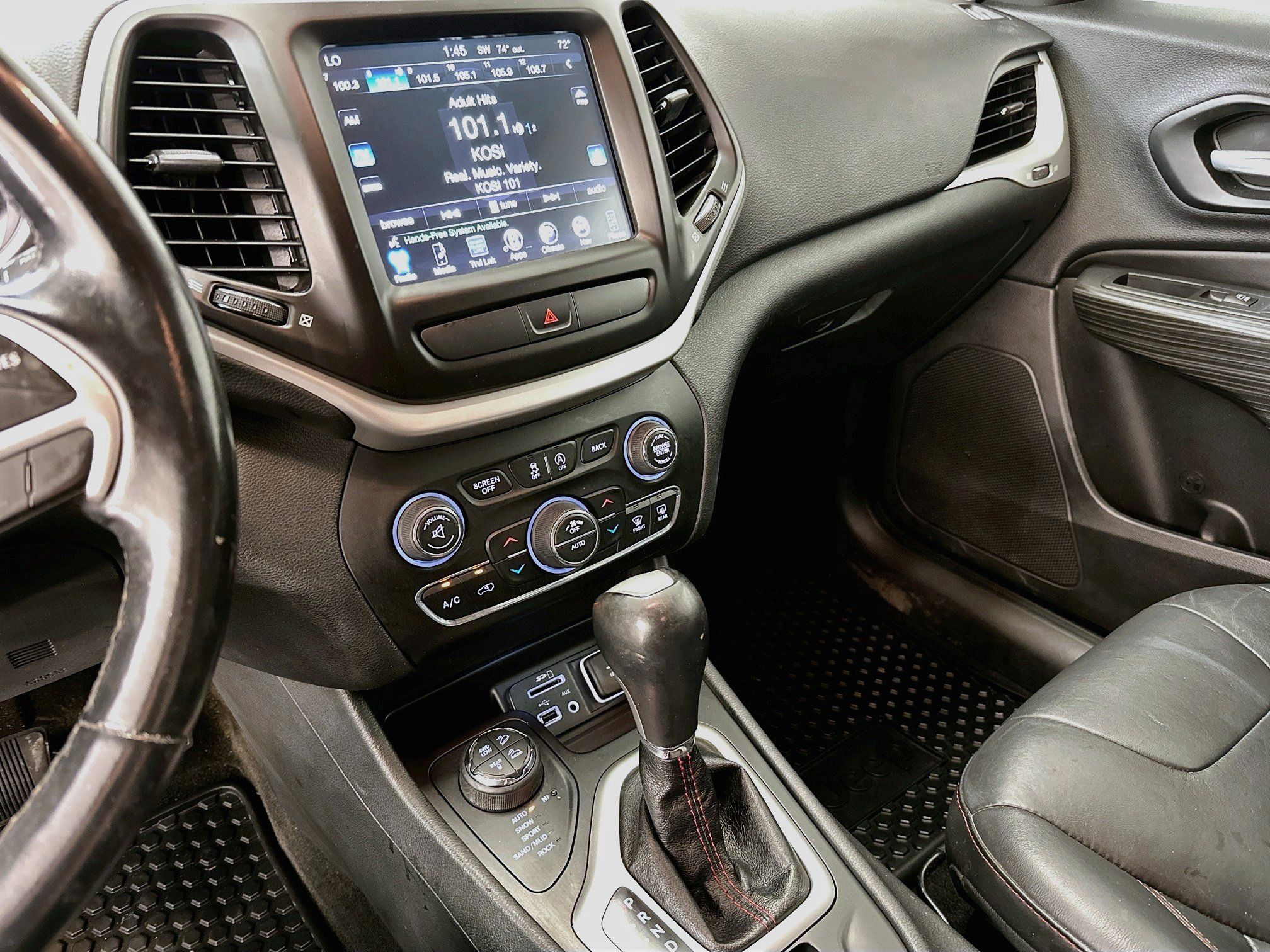 Used 2015 Jeep Cherokee Trailhawk w/ Comfort/Convenience Group AWD/4WD image 26