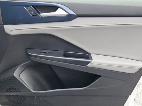 Used 2024 Volkswagen Taos SE image 33