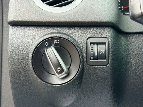 Used 2017 Volkswagen Tiguan Limited image 32