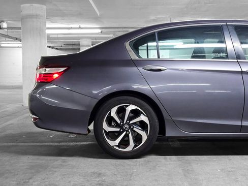 Used 2016 Honda Accord EX image 18