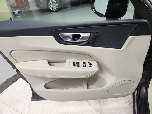 Used 2024 Volvo XC60 B5 Plus w/ Protection Package Premier image 33