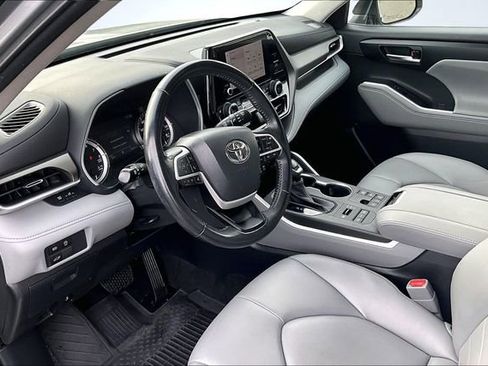Used 2023 Toyota Highlander XLE image 19