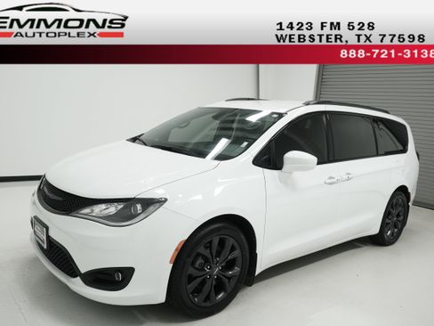 Used 2020 Chrysler Pacifica Touring-L Plus image 1