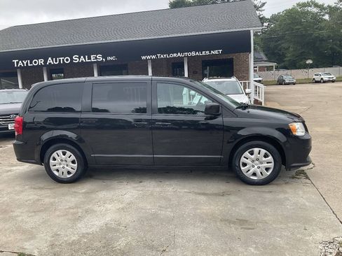 Used 2018 Dodge Grand Caravan SE FWD image 2
