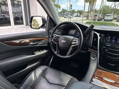Used 2020 Cadillac Escalade Luxury AWD/4WD image 21