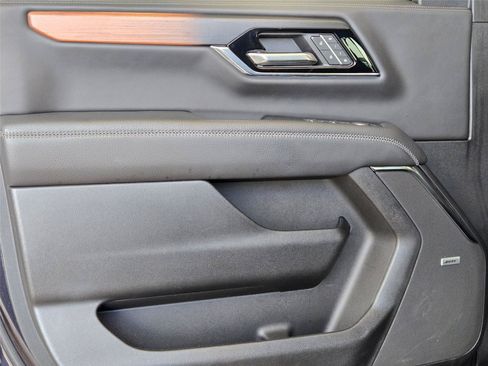 Used 2025 GMC Yukon Denali RWD image 25