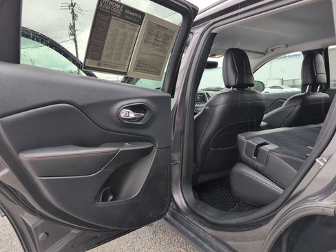 Used 2019 Jeep Cherokee Trailhawk AWD/4WD image 12