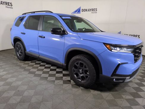 Used 2025 Honda Pilot TrailSport image 11