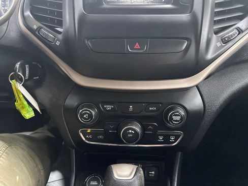 Used 2017 Jeep Cherokee Sport w/ Cold Weather Group AWD/4WD image 44