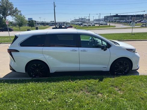 Used 2021 Toyota Sienna XSE FWD image 6