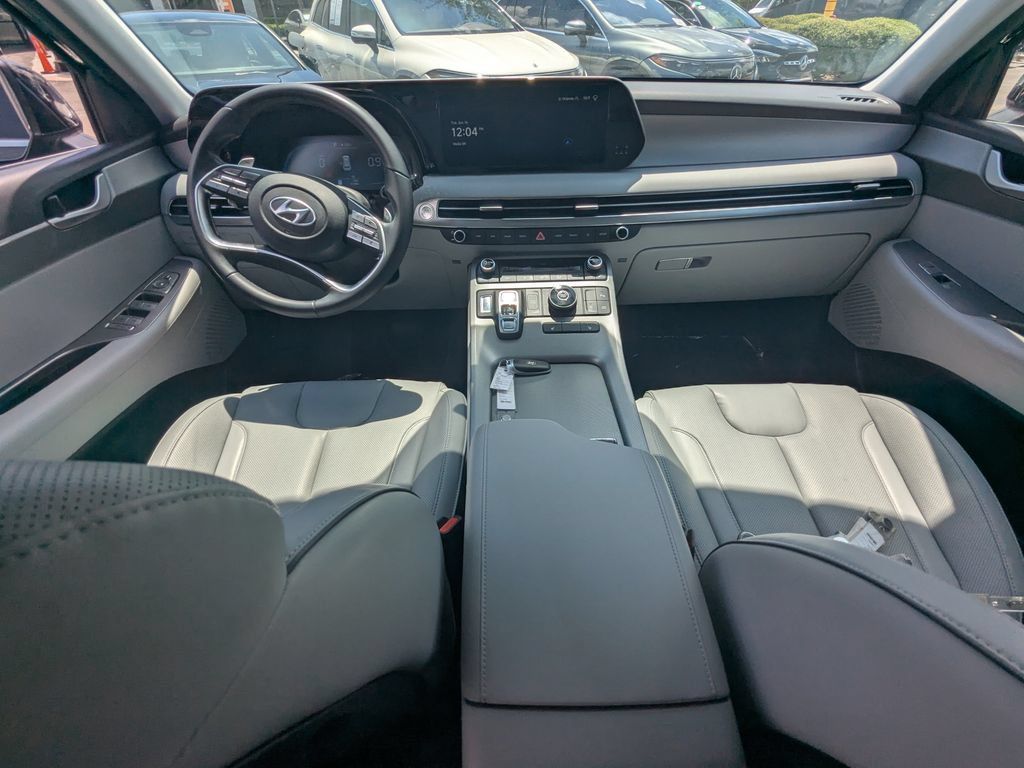 Used 2024 Hyundai Palisade SEL FWD image 2