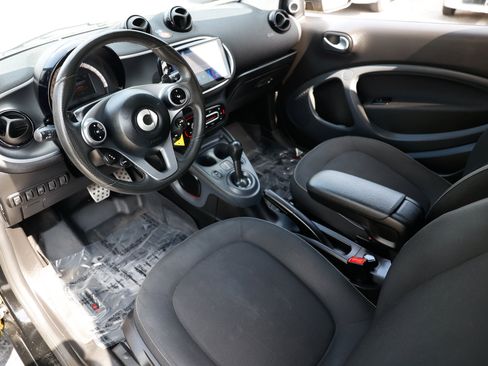 Used 2017 smart fortwo Proxy RWD image 6
