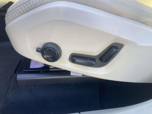 Certified 2023 Volvo XC60 B5 Ultimate w/ Protection Package Premier image 18