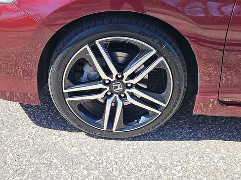 Used 2017 Honda Accord Touring image 2