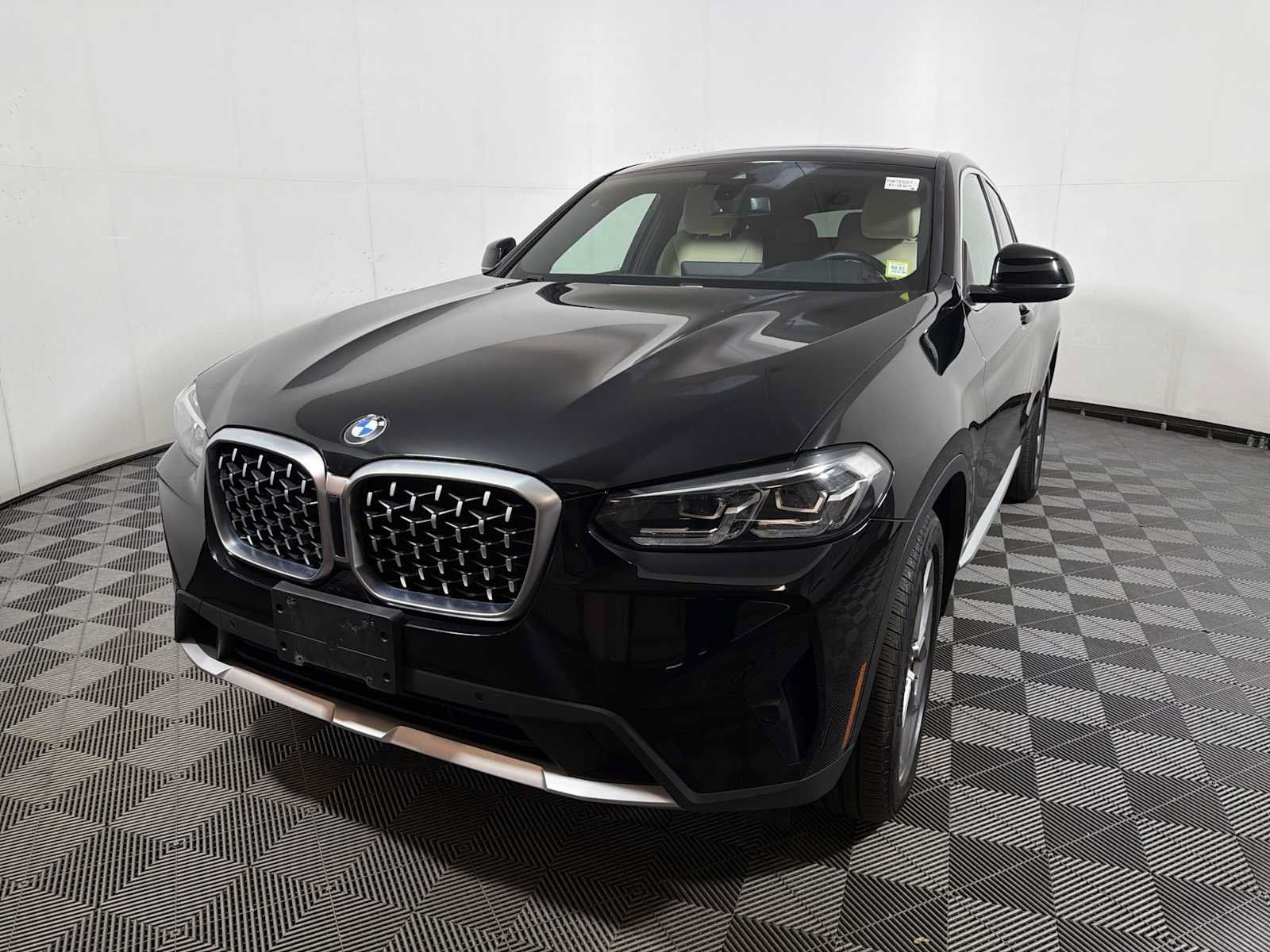Used 2023 BMW X4 xDrive30i w/ Premium Package AWD/4WD image 3