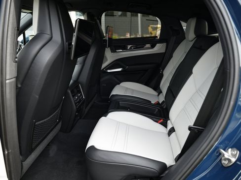 New 2025 Porsche Cayenne Coupe image 29