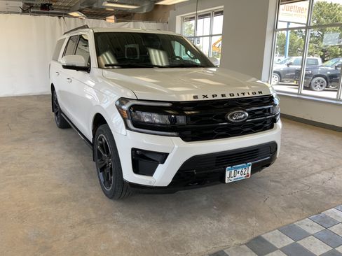 Used 2022 Ford Expedition Max Limited AWD/4WD image 2