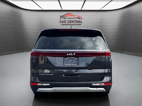 Used 2022 Kia Carnival LX image 4