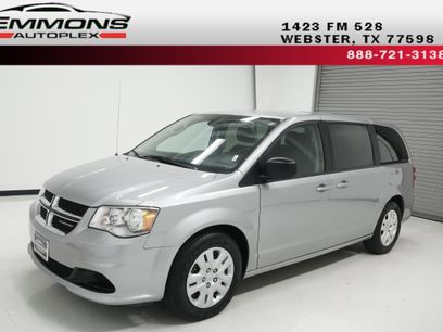 Used 2018 Dodge Grand Caravan SE w/ UConnect Hands-Free Group