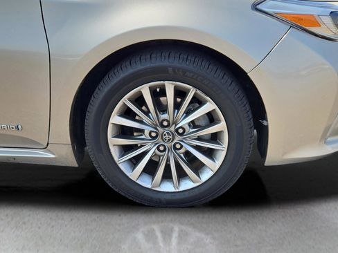 Used 2016 Toyota Avalon Limited w/ Toyota Safety Sense Package image 3