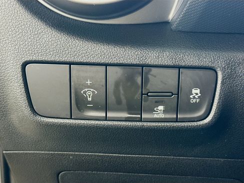 Used 2023 Hyundai Kona SE image 13