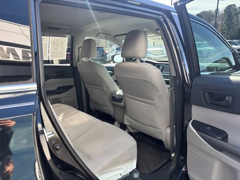 Used 2015 Toyota Highlander LE image 43