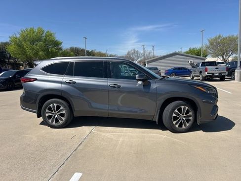 Used 2021 Toyota Highlander XLE image 2