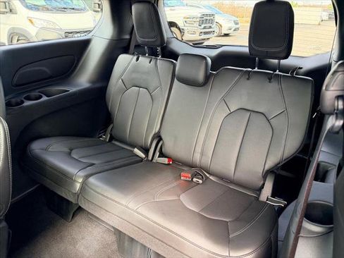 Certified 2025 Chrysler Pacifica Select image 13