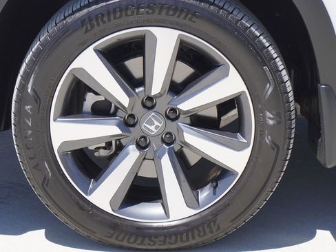Used 2025 Honda Pilot Touring image 4