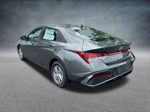 Used 2025 Hyundai Elantra SE image 29