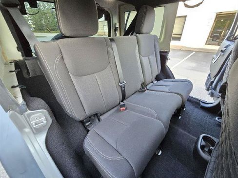 Used 2016 Jeep Wrangler Unlimited Rubicon w/ Connectivity Group AWD/4WD image 21