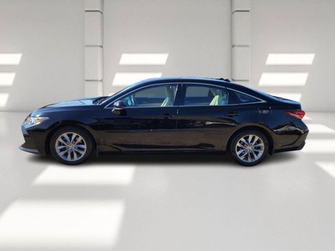 Used 2022 Toyota Avalon XLE image 4
