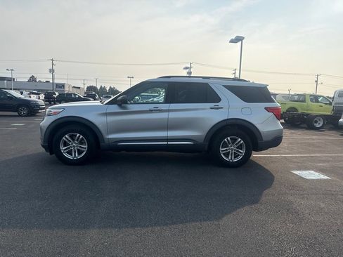 Used 2020 Ford Explorer XLT AWD/4WD image 3