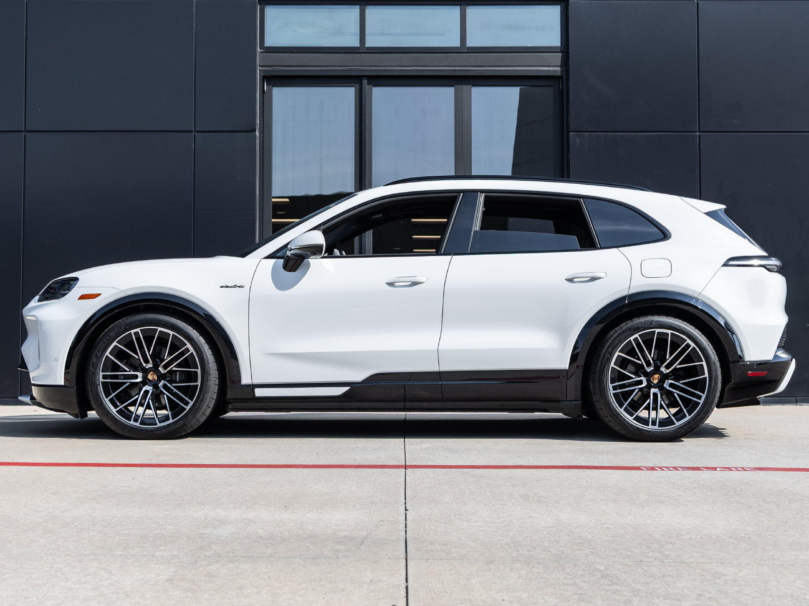 Used 2026 Porsche Cayenne Electric AWD/4WD image 2