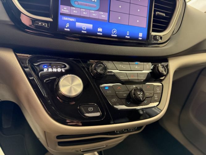 Used 2024 Chrysler Pacifica Touring-L FWD image 19