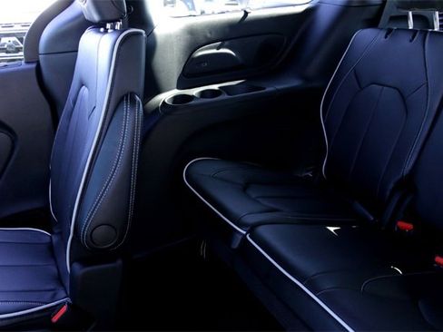 New 2026 Chrysler Pacifica Limited image 23