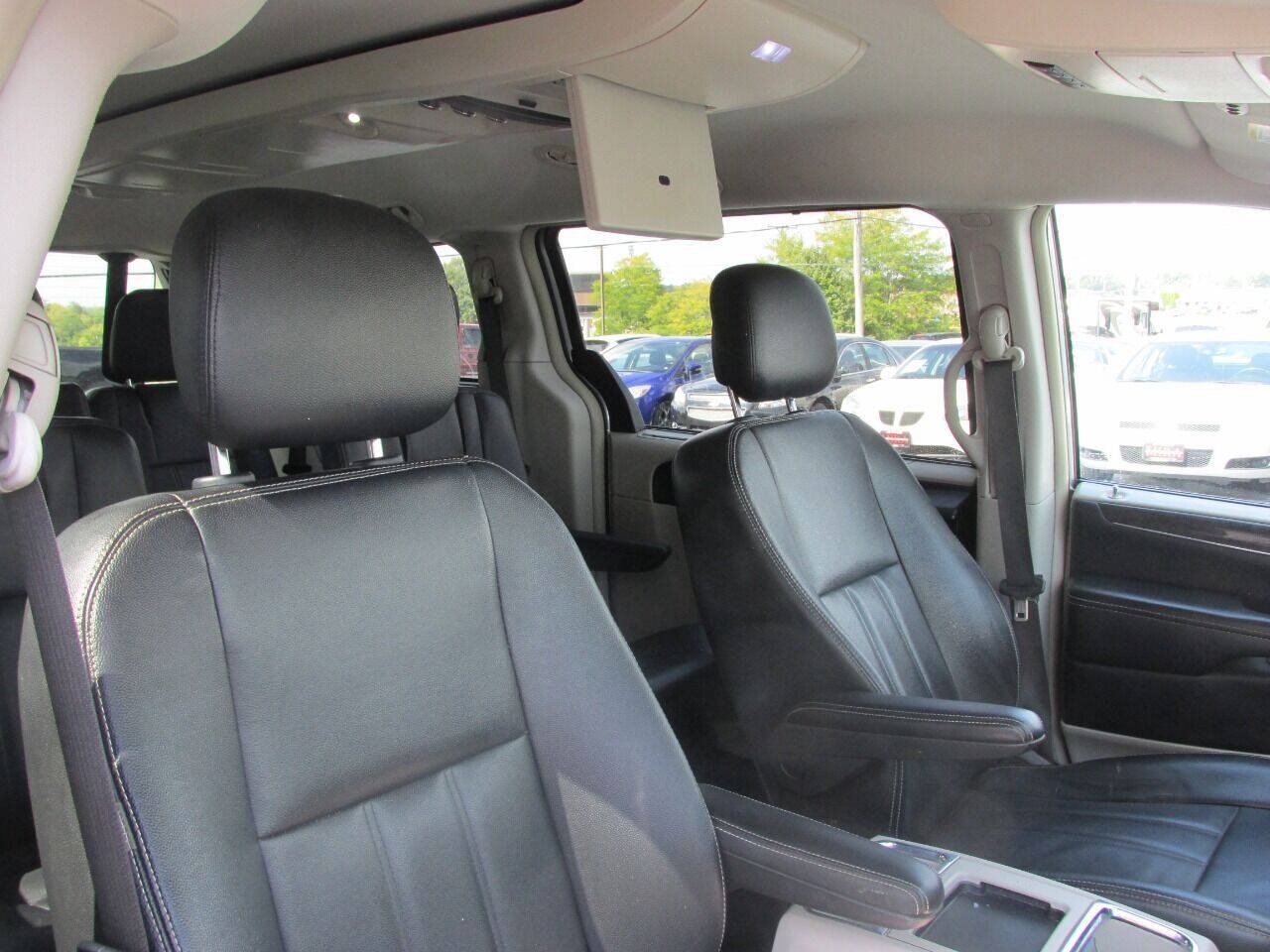 Used 2015 Chrysler Town & Country Touring w/ Driver Convenience Group FWD image 30