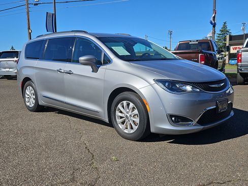 Used 2017 Chrysler Pacifica Touring-L image 7