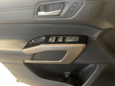 Used 2025 Nissan Pathfinder Platinum AWD/4WD image 13