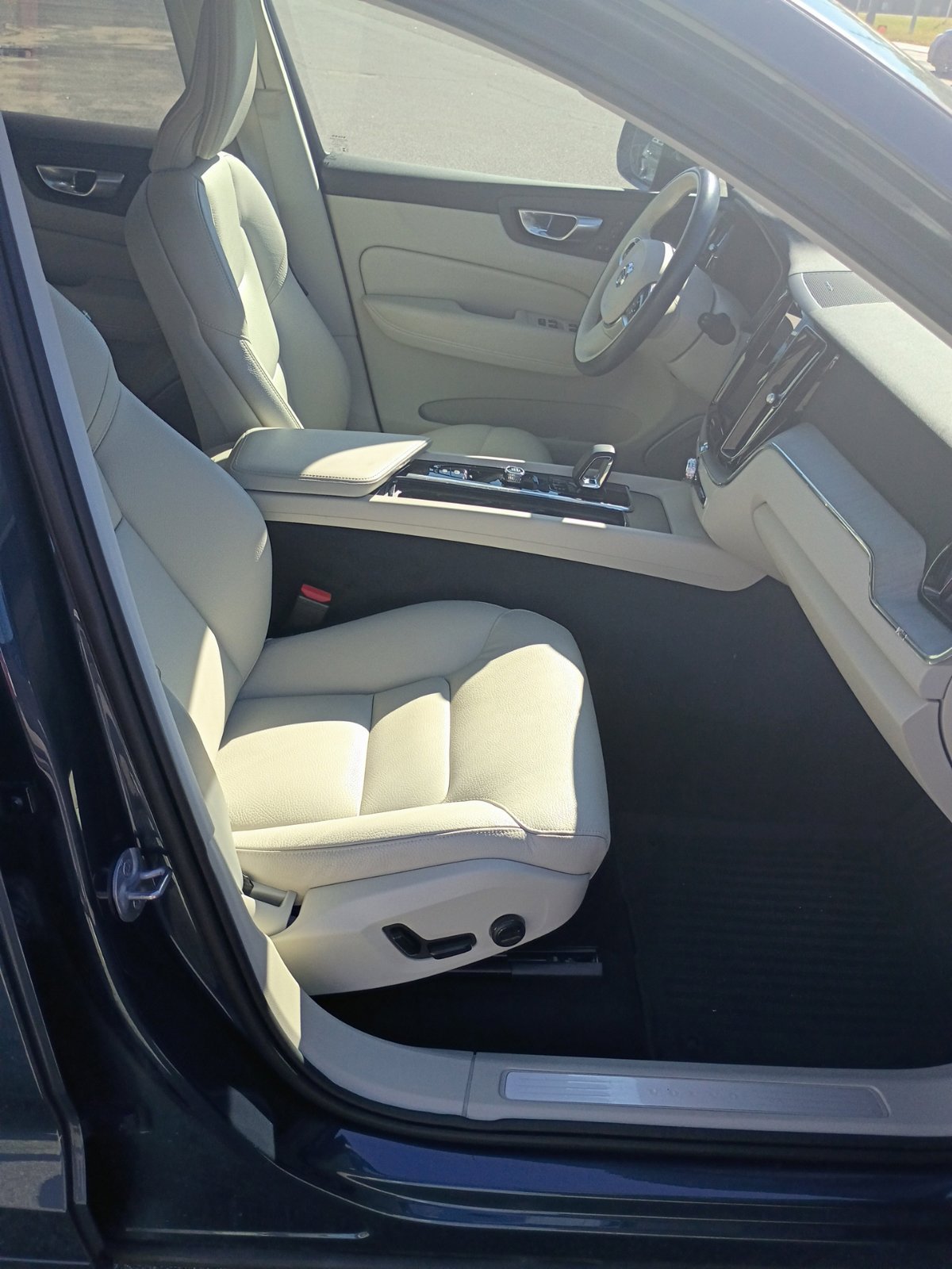 Used 2024 Volvo XC60 B5 Plus w/ Protection Package Premier AWD/4WD image 8